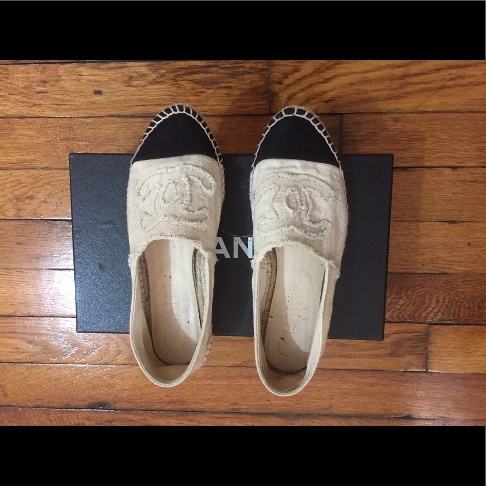 CHANEL ESPADRILLES IN WHITE AND BLACK
