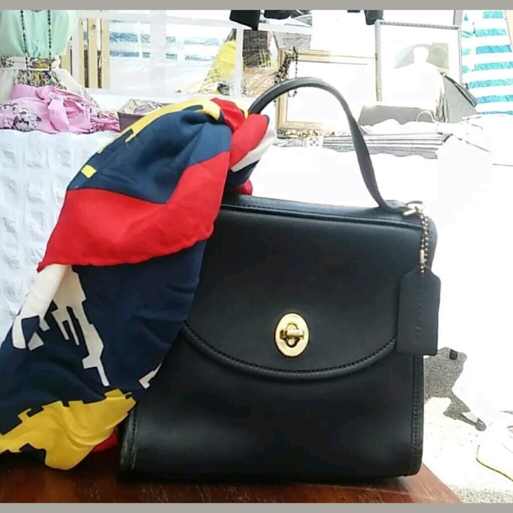 Vintage COACH 9983 Cowhide Leather Turnlock bag