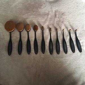 Bundle of 10 oval face brushes