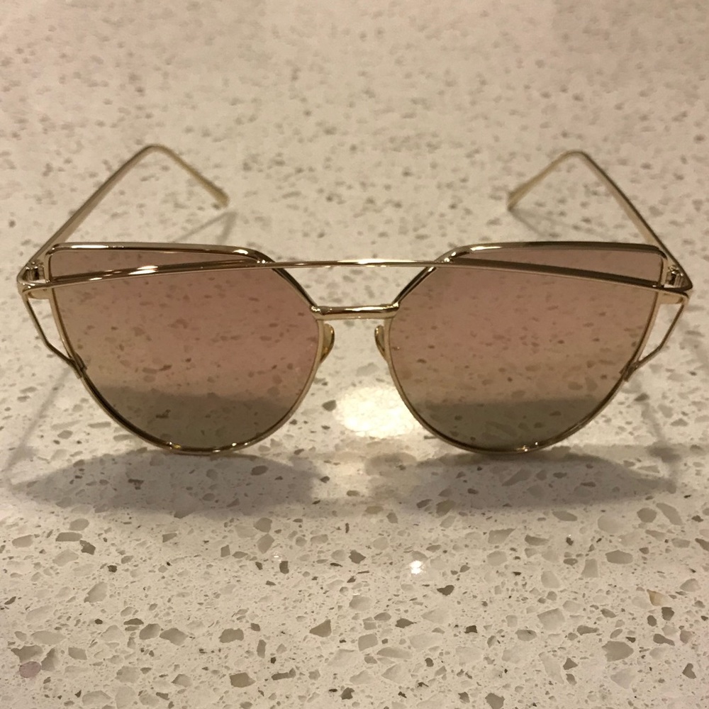 Women's Rose Gold Mirrored Oversized Sunglasses - Picture 3 of 5