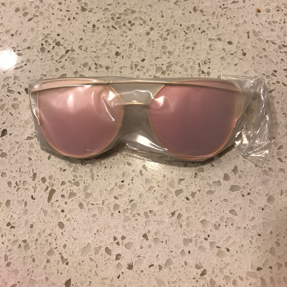 Women's Rose Gold Mirrored Oversized Sunglasses - Picture 4 of 5