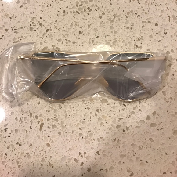 Women's Rose Gold Mirrored Oversized Sunglasses - Picture 5 of 5