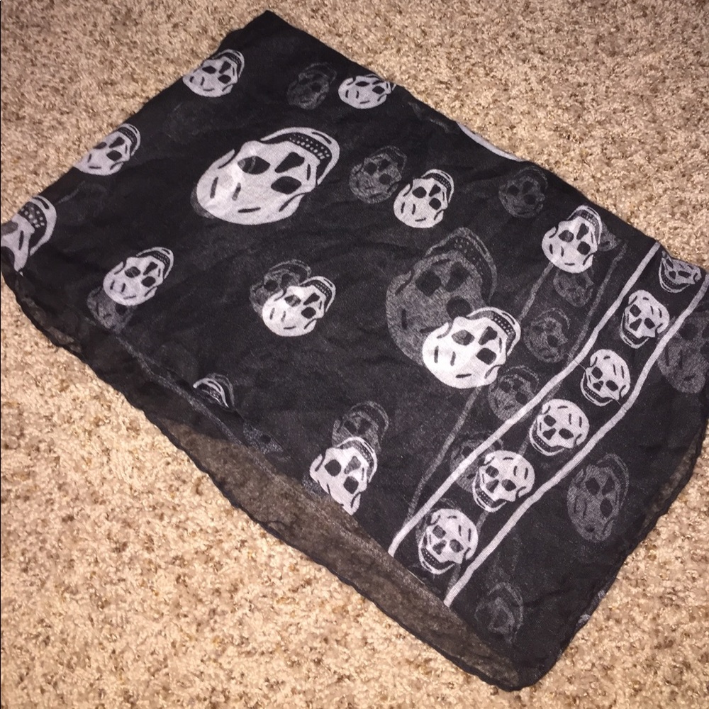 Alexander mcqueen skull scarf