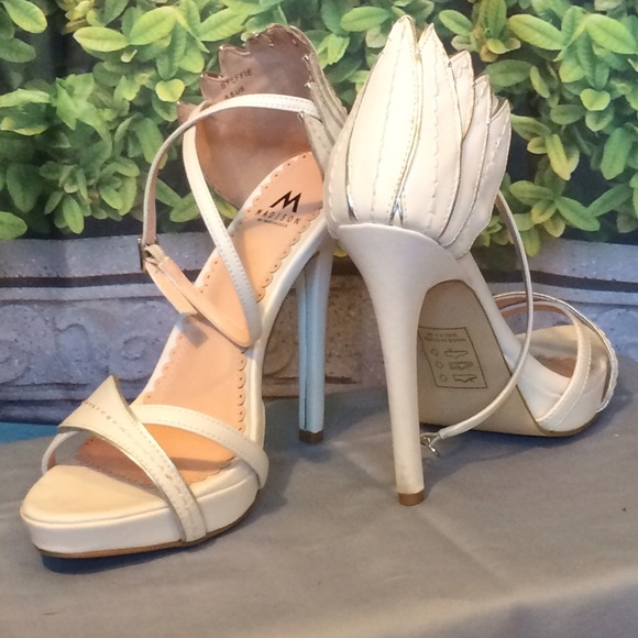 🌸HOST PICK🌸 Shoe Dazzle - White Swan heels - Picture 2 of 8