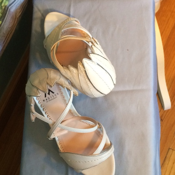🌸HOST PICK🌸 Shoe Dazzle - White Swan heels - Picture 3 of 8