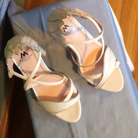 🌸HOST PICK🌸 Shoe Dazzle - White Swan heels - Picture 4 of 8