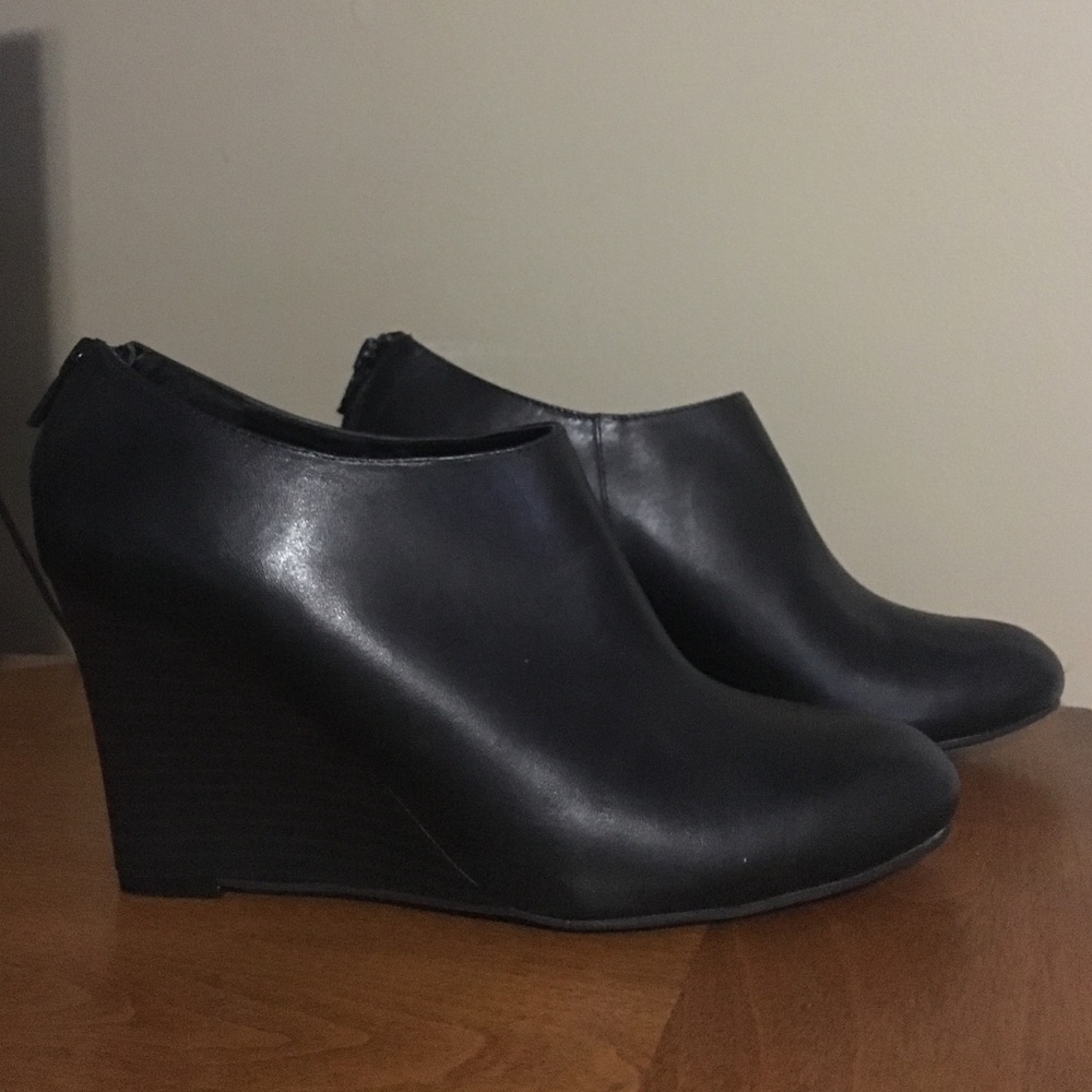Naturalizer brand new black leather wedge booties