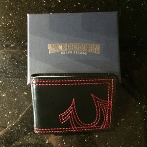 NWT TRUE RELIGION MENS LEATHER WALLET