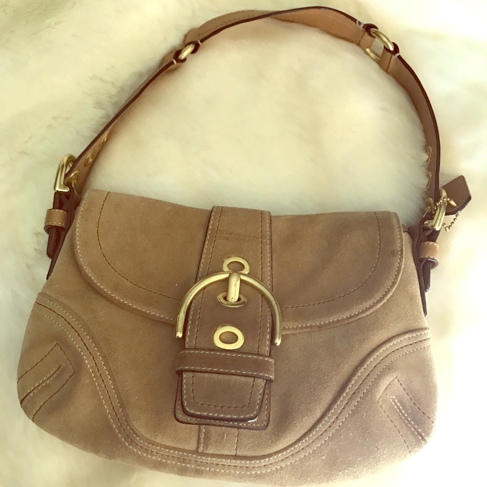 👜 COACH tan suede purse with gold metal accents