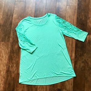 Mint hi-lo top with lace detail in sleeves
