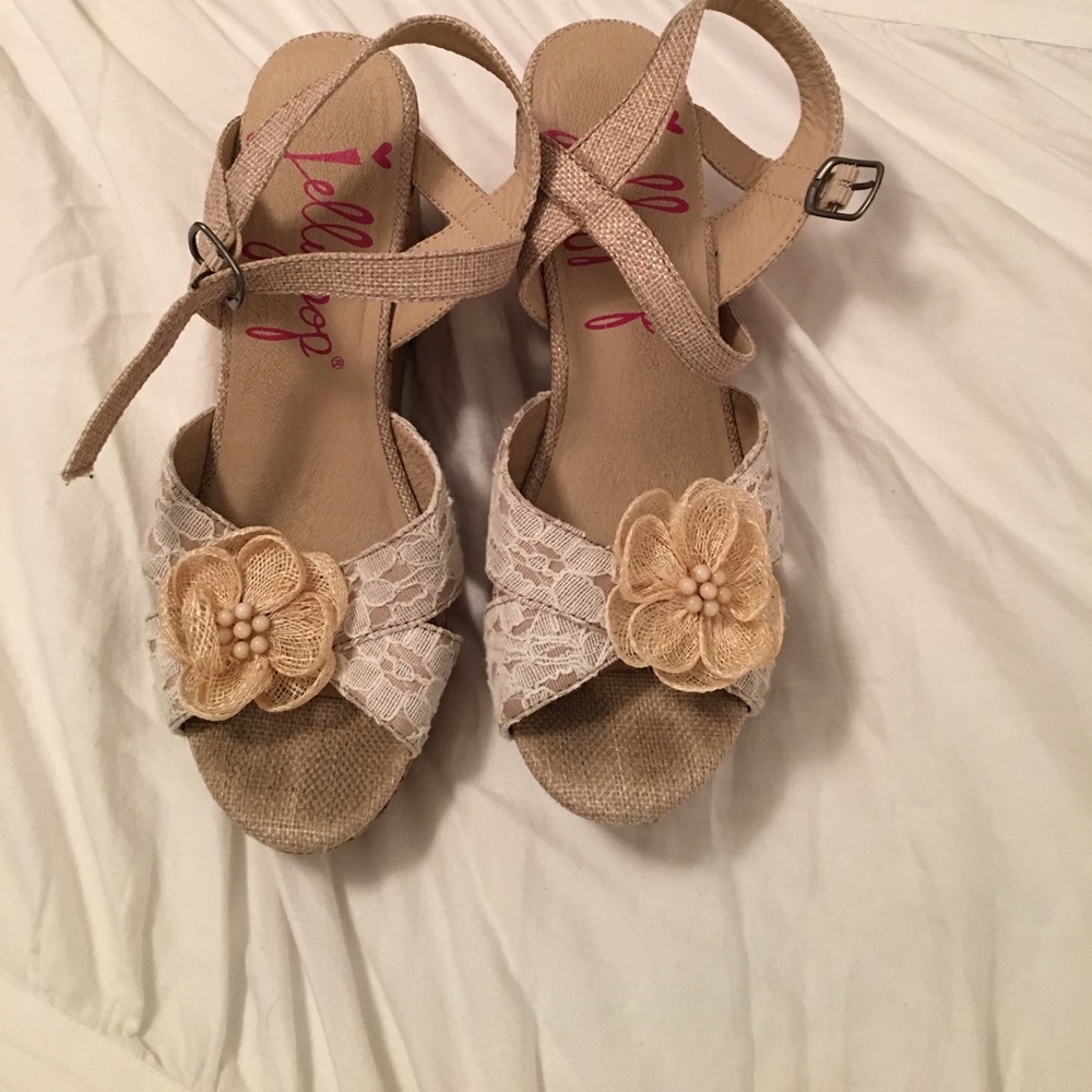 Wedges shoes with flower design