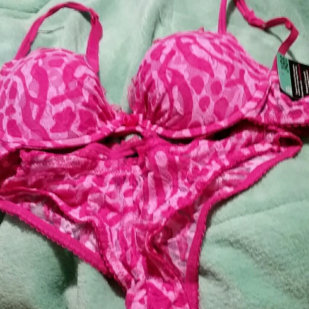 Light and dark fuscia patterned push-up, padded