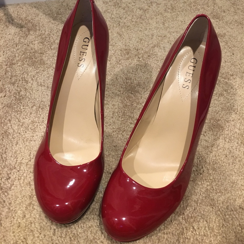 Red GUESS Pumps