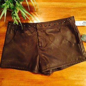 🐝 Faux leather brown shorts with stud details