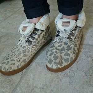 Tom's leopard boots