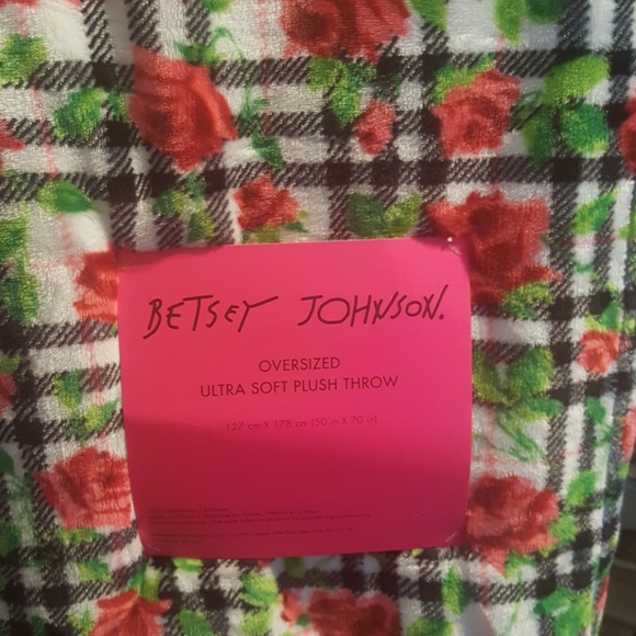 Betsey Johnson Oversized Ultra Soft Plush Throw 50/" X 70/" NWT