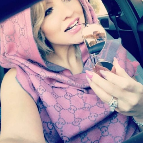 Meet your Posher, Liliana - Picture 2 of 2