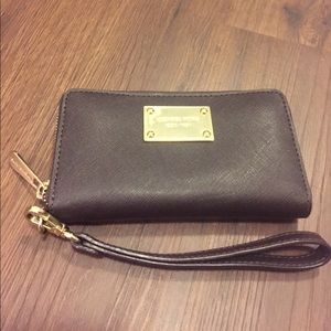 Jet Set Large Michael Kors Smartphone Wristlet