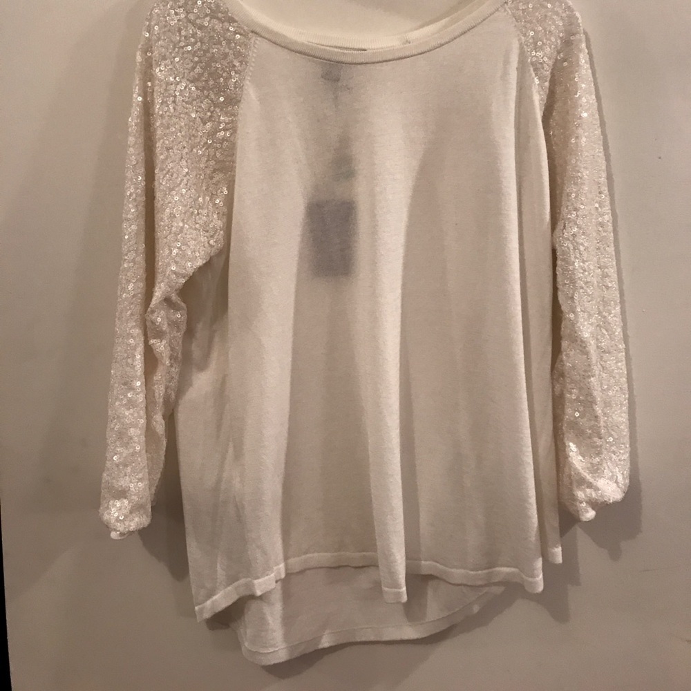 NWT Tommy Banana cotton top with beaded sleeves