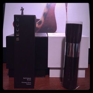 (Becca) Soft Kabuki Brush