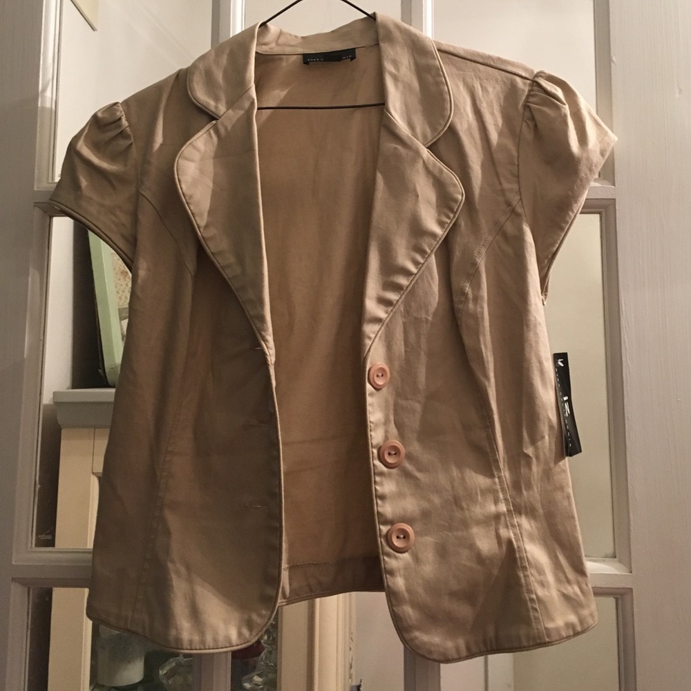 🍁NWT Adorable Cropped Short sleeve Blazer🍁