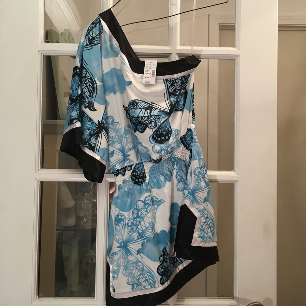 🦋NWT Beautiful Silky Butterfly Top🦋