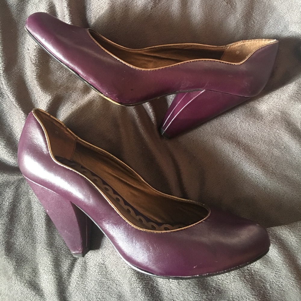 Cute vintage eggplant colored Seychelles pumps