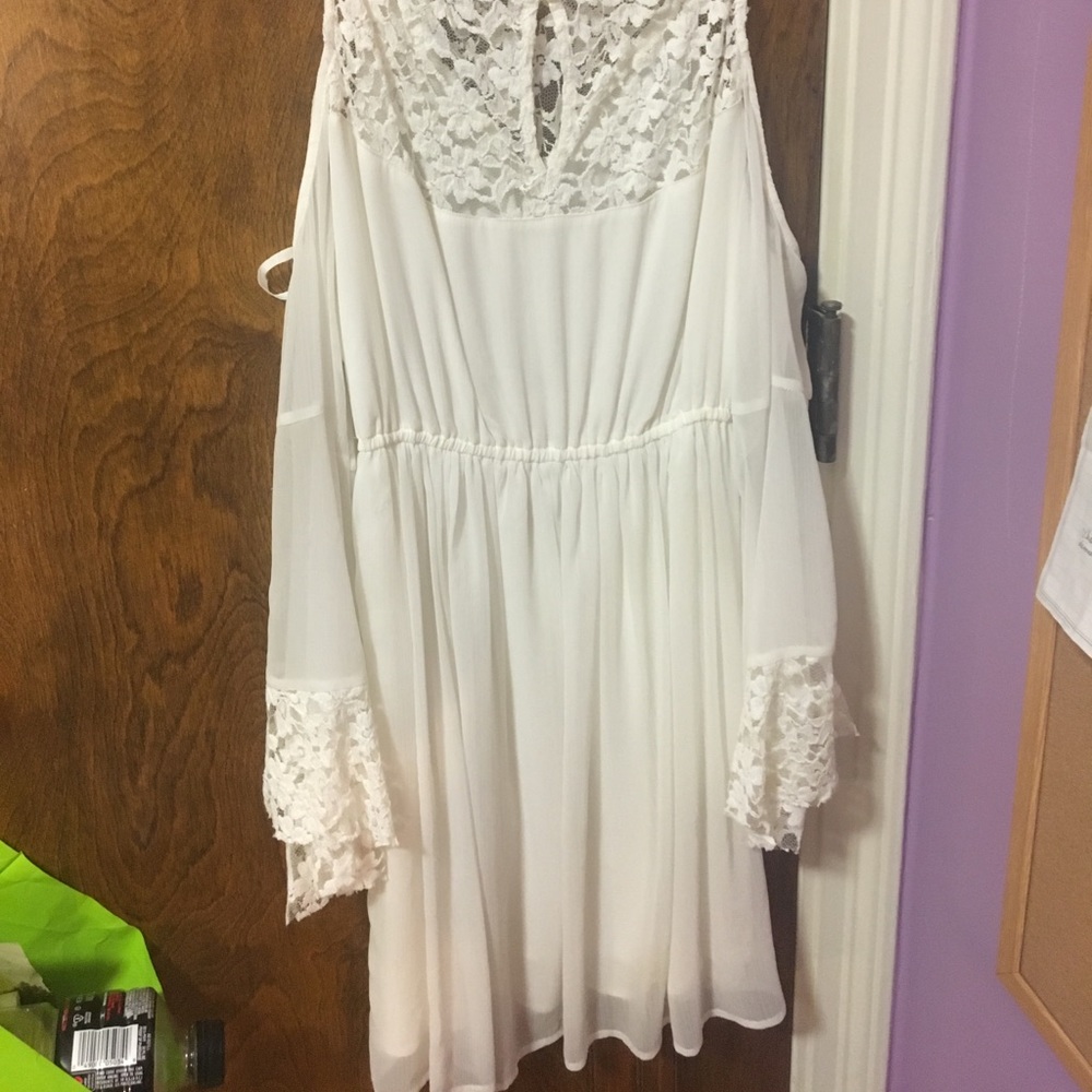 Cold shoulder white lace dress with big sleeves - Picture 2 of 5