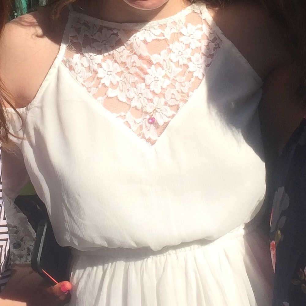 Cold shoulder white lace dress with big sleeves - Picture 5 of 5