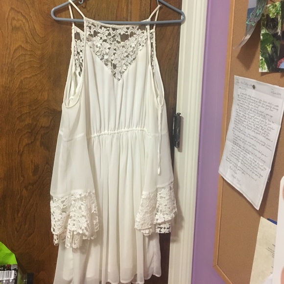 Abercrombie & Fitch Dresses & Skirts - Cold shoulder white lace dress with big sleeves
