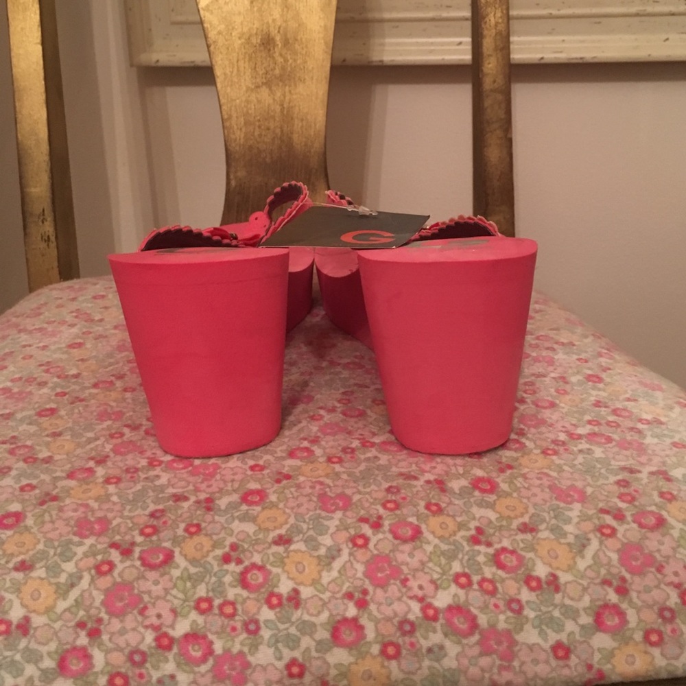 🌈Adorable Pink Guess Flip Flops🌈 - Picture 4 of 5