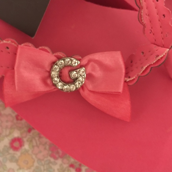 🌈Adorable Pink Guess Flip Flops🌈 - Picture 3 of 5