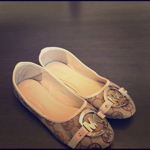 Michael kors bone and gold flats