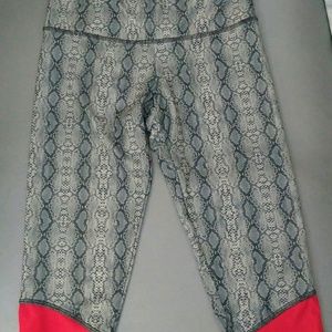 Onzie capri snake print leggings