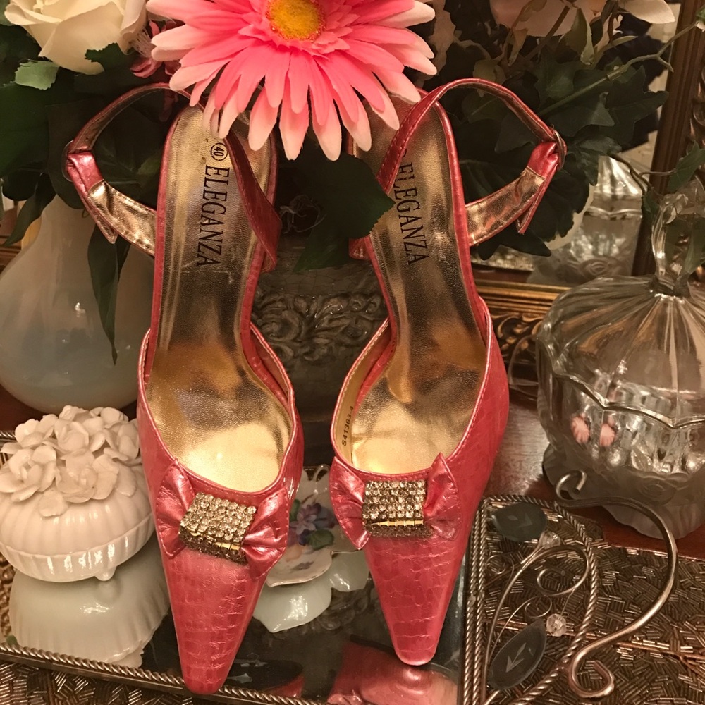 Pumps. Pink size 10M. Crystal bow on toe low heel