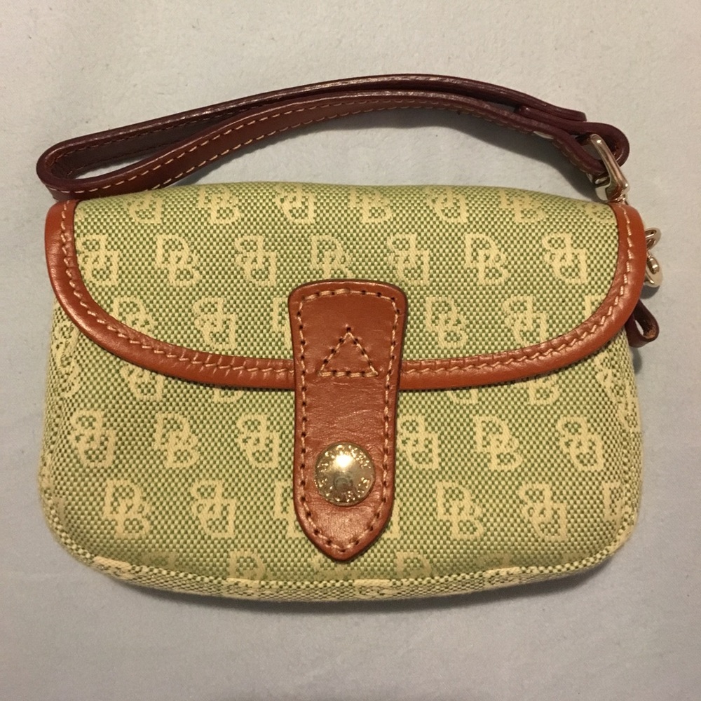 🔥 Dooney & Burke Authentic Wristlet Wallet 🔥