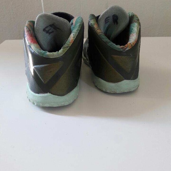 Toddler Nike LeBrons - Picture 3 of 5