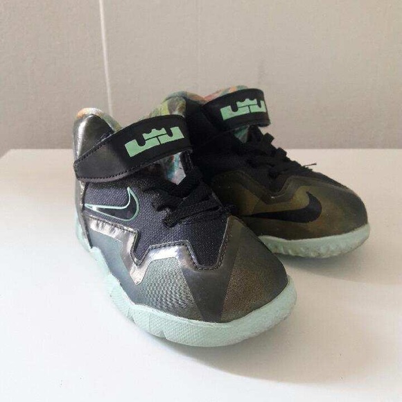 Toddler Nike LeBrons - Picture 4 of 5