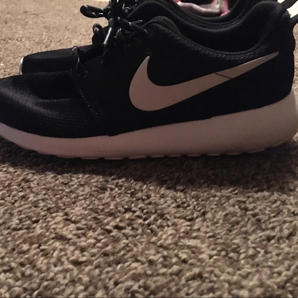 nike roshe 1s black and white