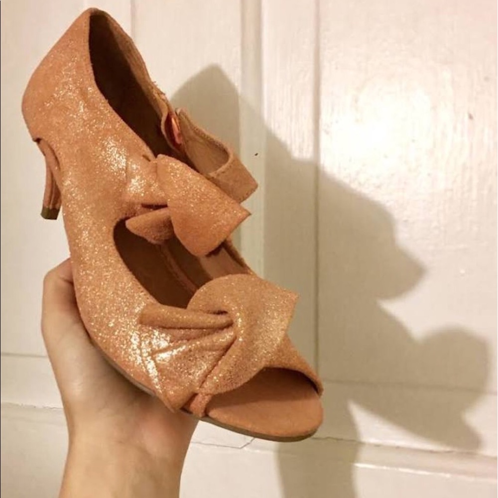 Miss Albright Specialty, Peachy sparkle kitty heel