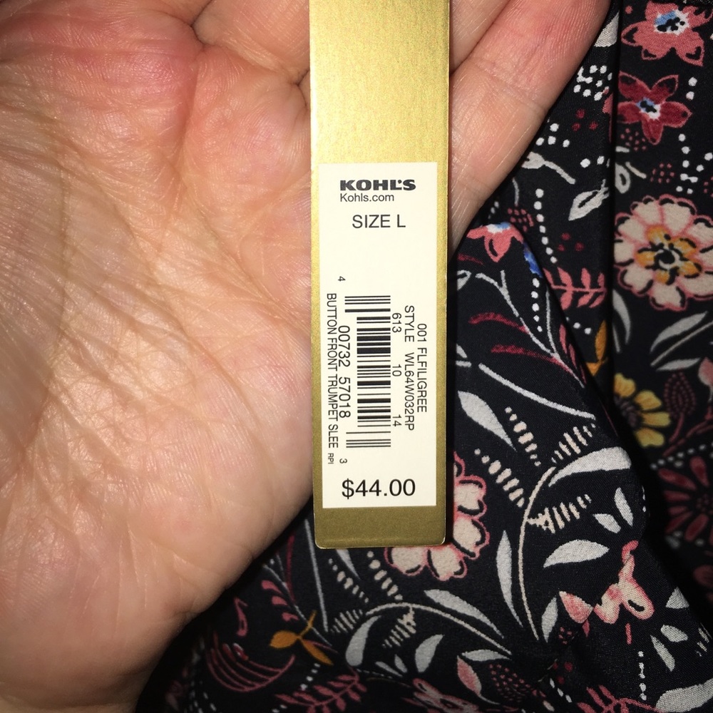 Lauren Conrad NWT bell sleeve floral blouse - Picture 2 of 3