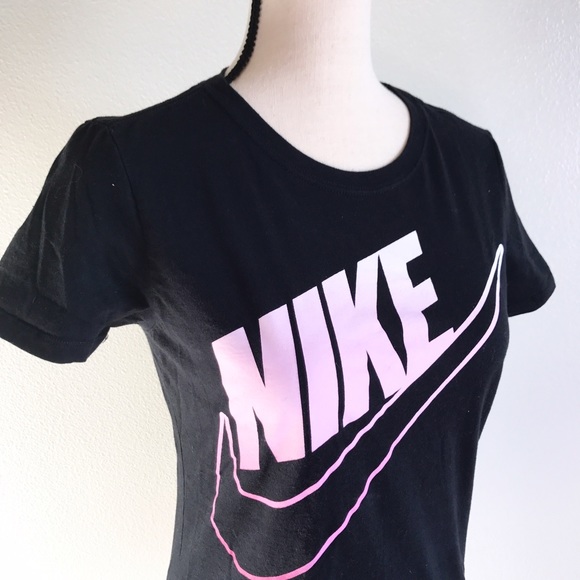 Nike Tops - Nike Tee