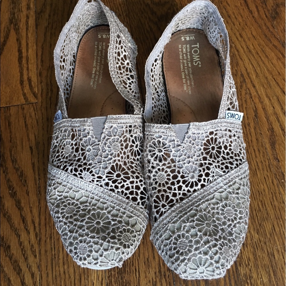 Women's taupe crochet Toms size 8.5