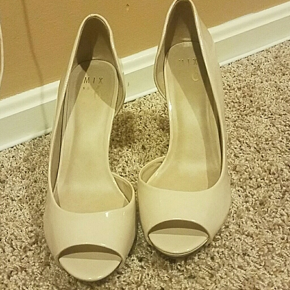 💛Nude patent leather peep toe heels💛