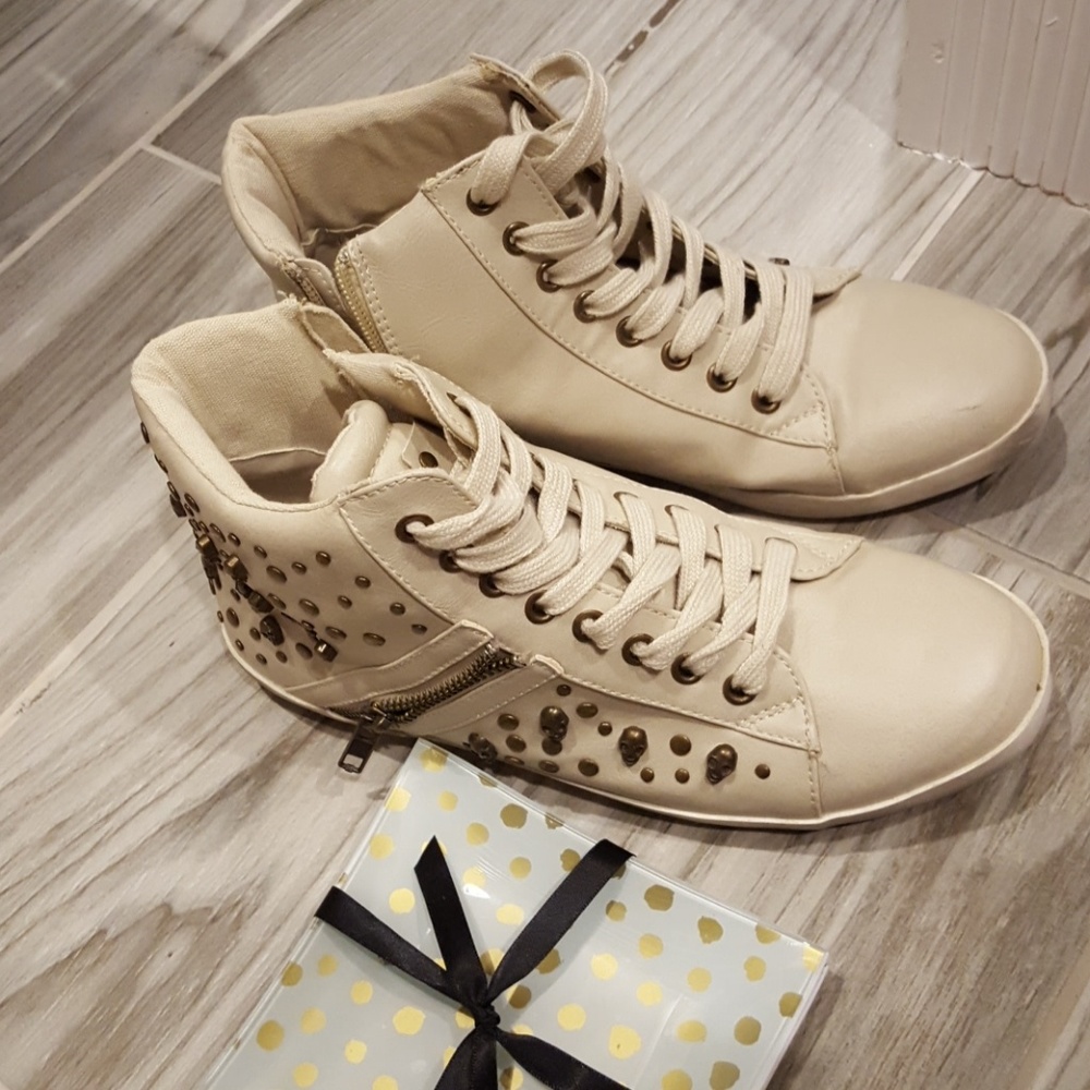 Mia  sneakers sz7