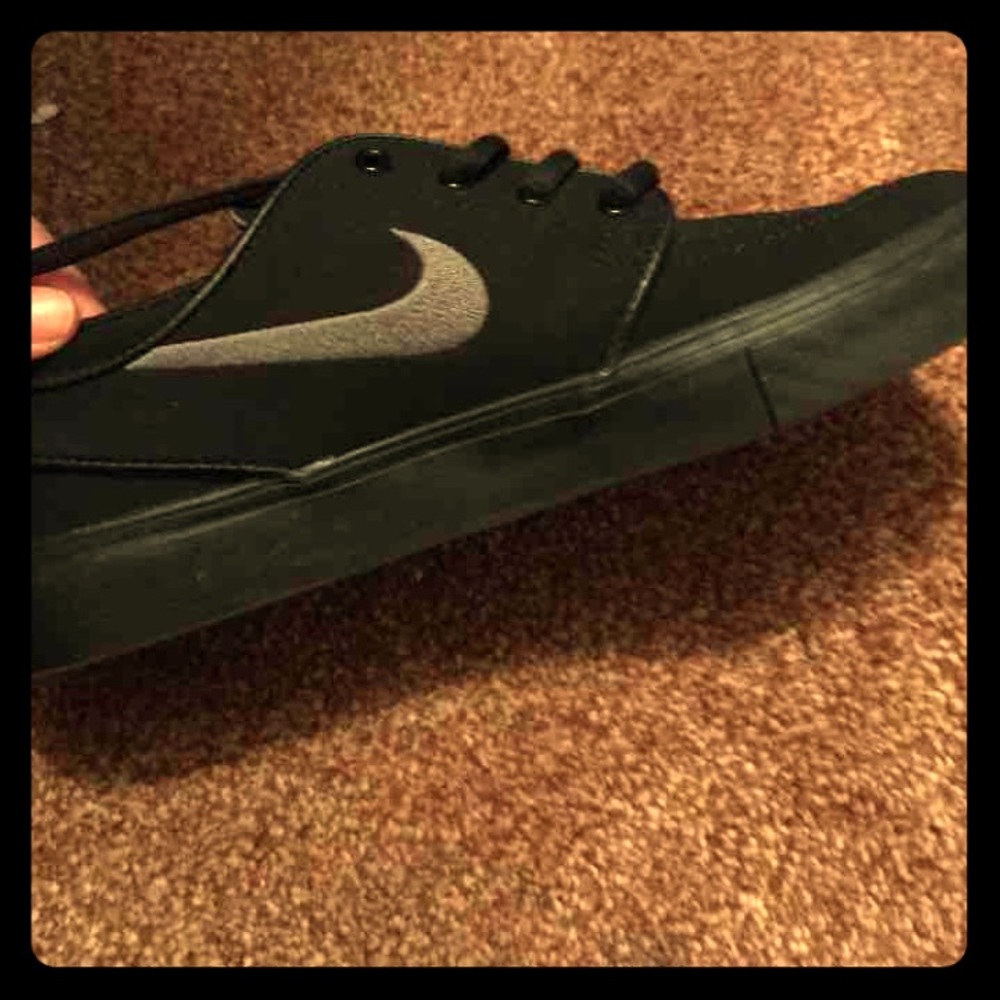 SOLD Nike shoes all black 5y