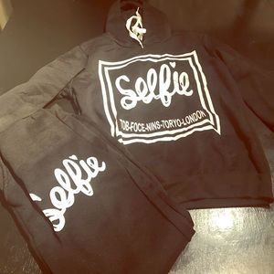 Adorable sweatsuit never worn