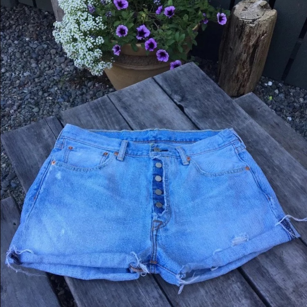 🚫SOLD🚫 501 Levi's cut off jean shorts 33"
