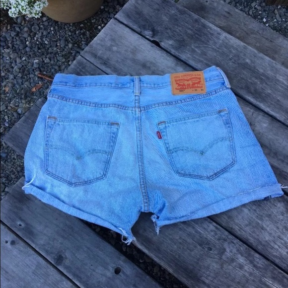 🚫SOLD🚫 501 Levi's cut off jean shorts 33" - Picture 2 of 4