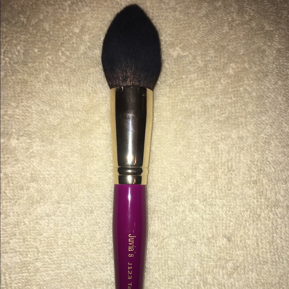 Juvias Place J123 tapered blush brush
